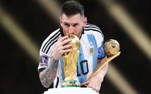 MESSI BACIA LA COPPA